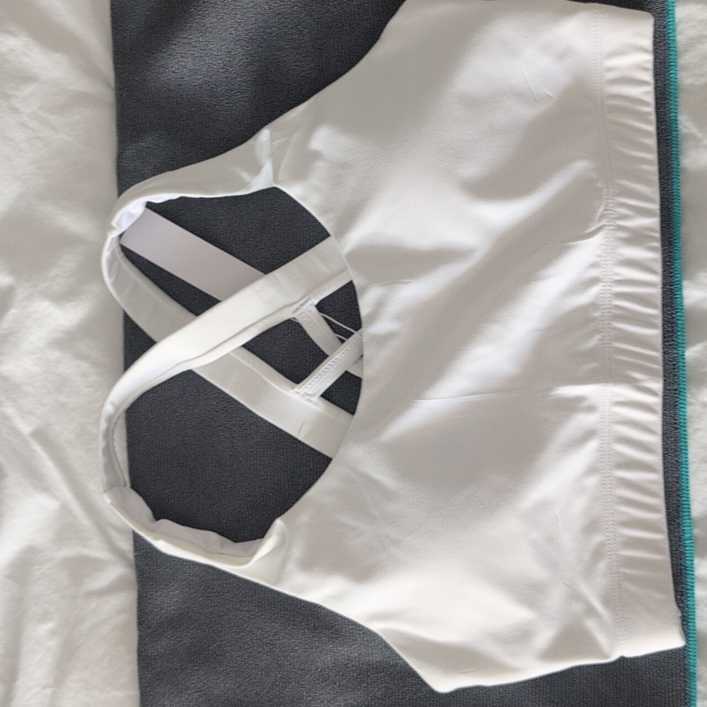 Chic White Cross-Back Sports Bra